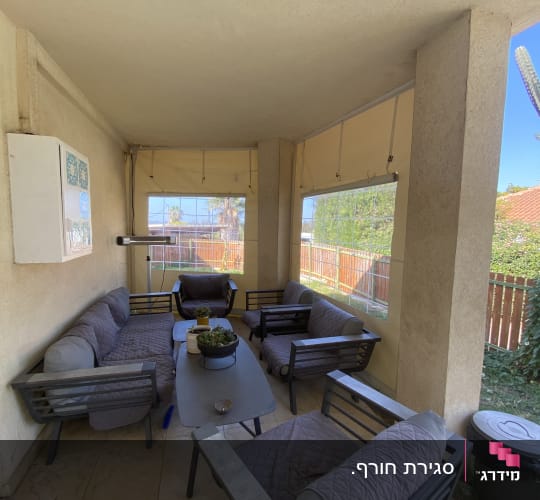 מרפסת עם סוככים בצבע בז